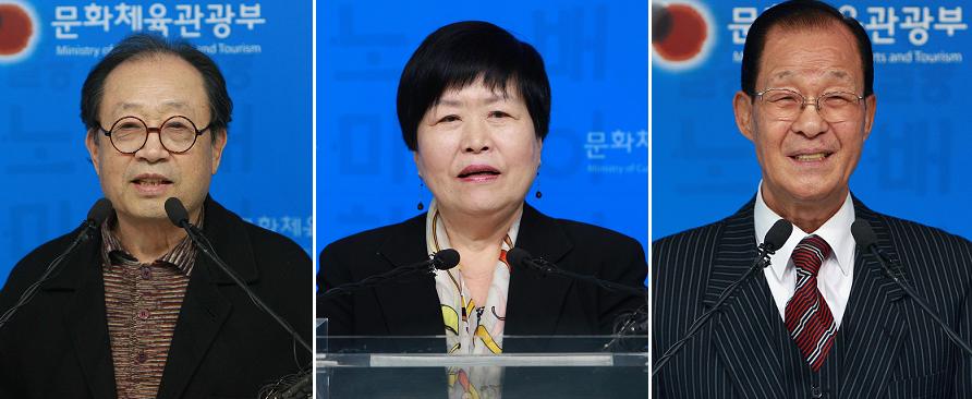 대중문화예술상' 보관문화훈장을 수상하는 신구, 고은정, 임희춘 님 사진