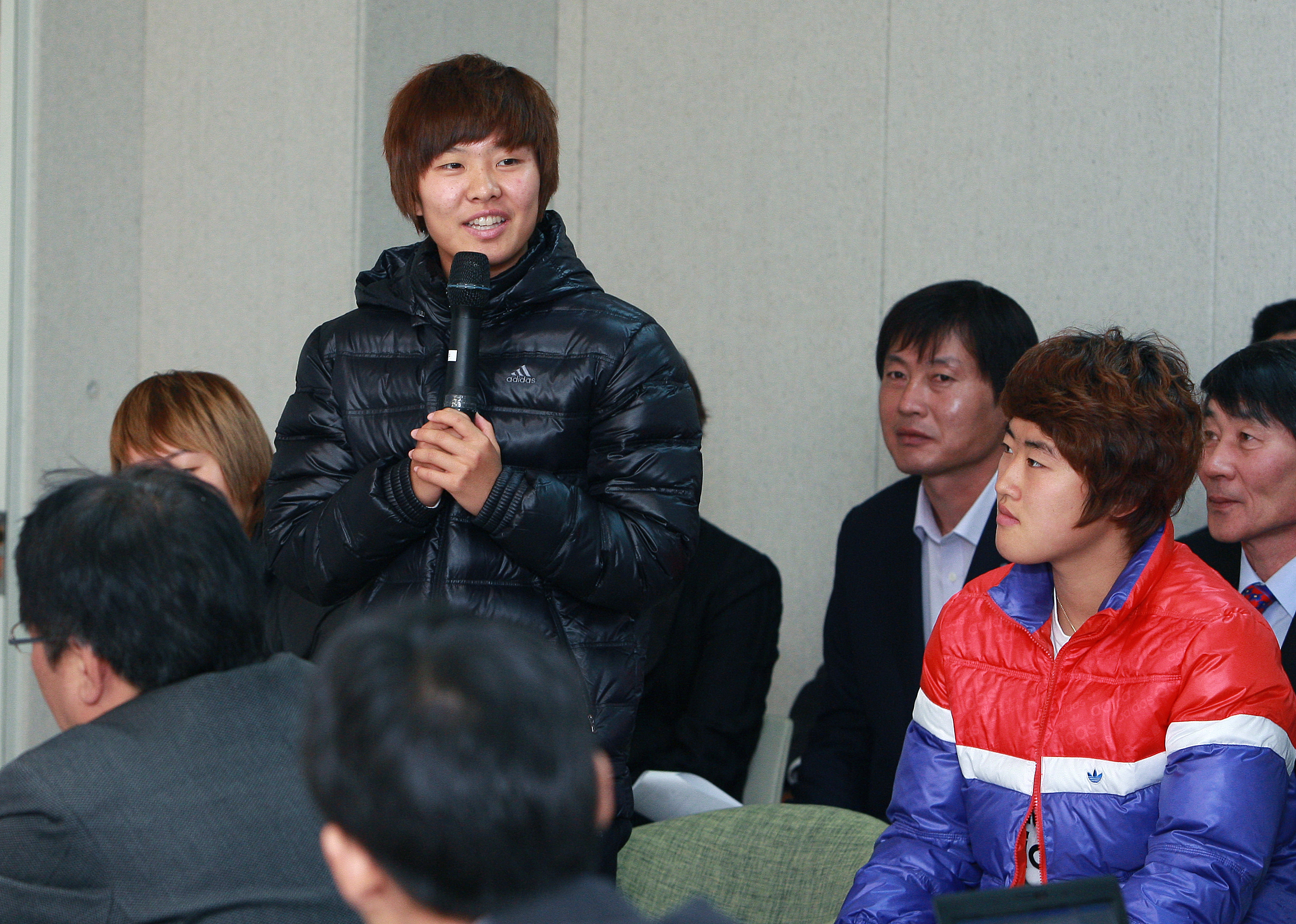 여자축구 활성화를 위한 팀 창단 지원 계획 발표 - 발표회장의 여자축구선구가 의견을 발표하는 모습