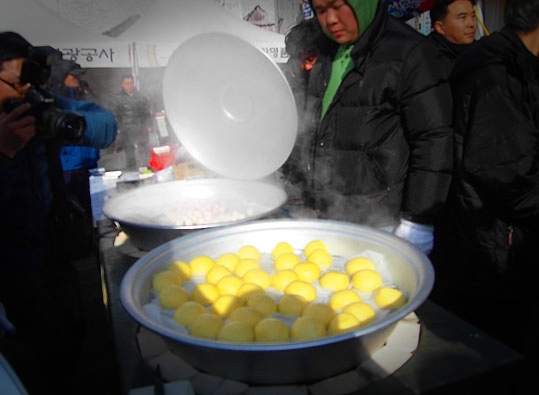 막 찐 찐빵처럼 대한민국 곳곳에도 따끈한 온기가 흐르기를