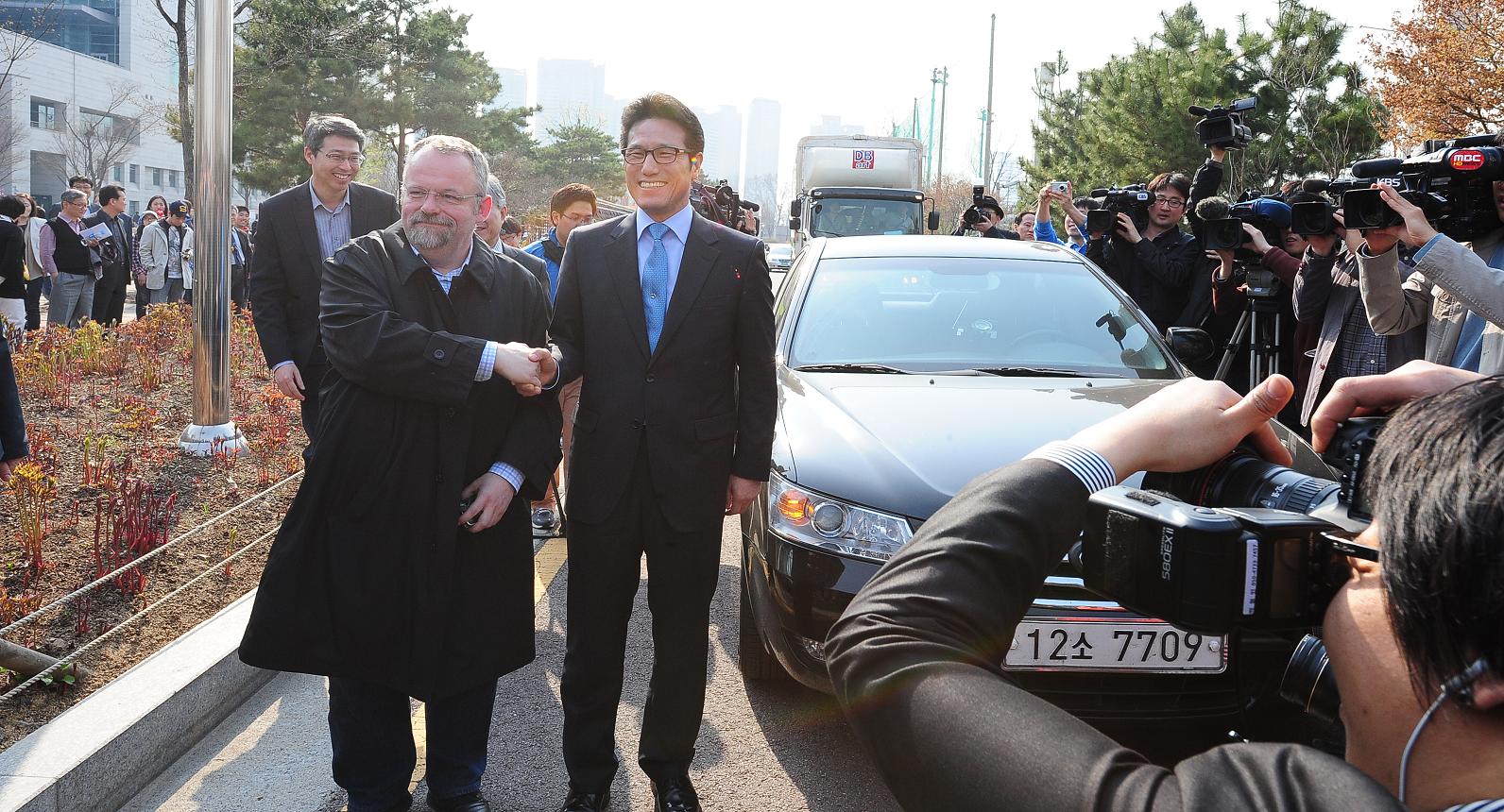 프랑스 국립도서관 외규장각 의궤, 첫 도착 - 정병국장관과 프랑스 외교부 폴 장-오르티즈(Paul Jean-Ortiz) 아시아태평양 국장