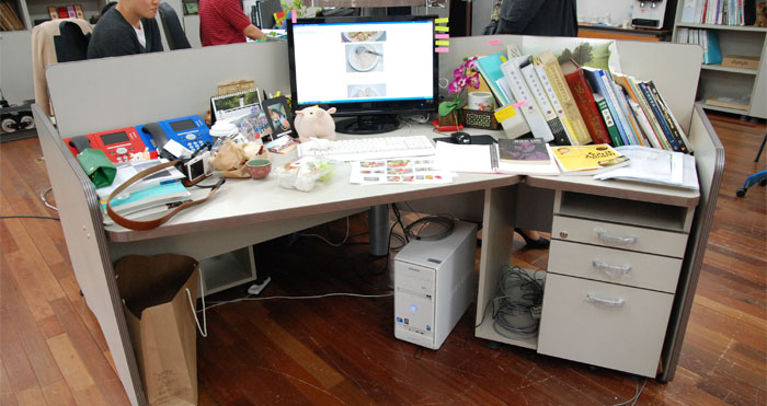이 책상이 바로 윤은혜 씨가 극중에서 근무하고 있는 책상이랍니다.