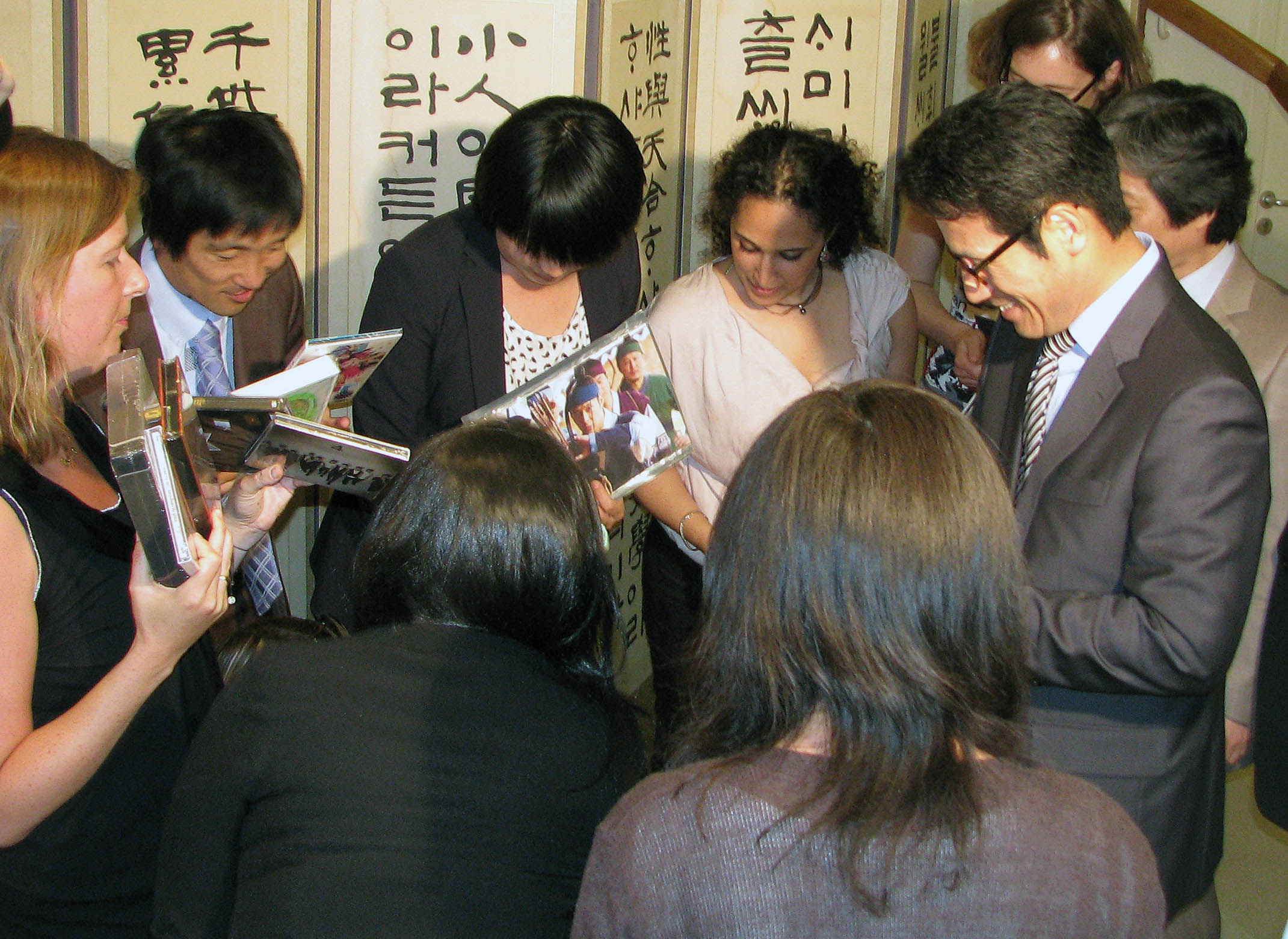 정병국 문화체육관광부 장관이 2일 파리 주프랑스 한국문화원에서 프랑스 한류팬들과의 간담회 후에 한국 가요음반 등 기념품들을 선물로 주고 있다