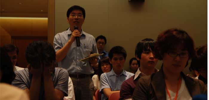 2011 서울국제도서전 토론회에서 의견을 발표하고 있는 참석자