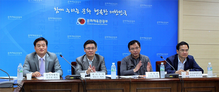 심원섭 (한국문화관광연구원 연구위원), 박강섭 (국민일보 국장), 안동수 (하나투어 대표이사), 황윤하 (홍익여행사 대표)