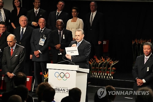 덤덤한 표정으로 평창을 2018년 동계올림픽 개최지로 선언하는 자크 로케 IOC위원장 