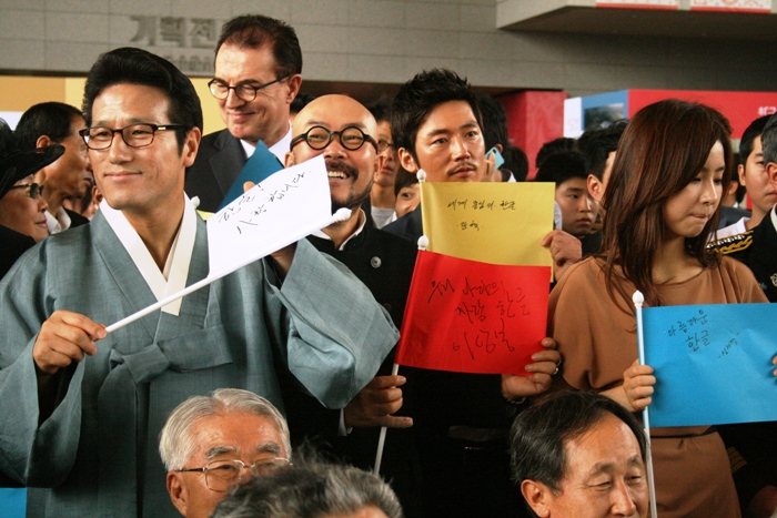 정병국 문화체육관광부 장관을 비롯해 김성재, 유인촌 전 문화체육관광부 장관, 김종택 한글학회장, 이참 관광공사 사장, 고은 시인, 이상봉 디자이너 등이 참석