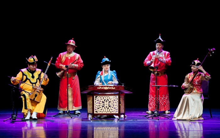 특이한 발성법으로 관객들에게 관심을 받은 몽골 연주자들의 공연 