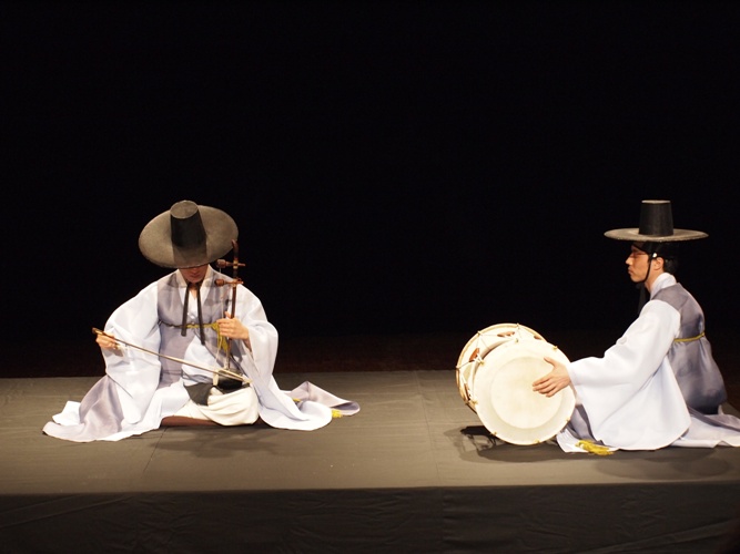 매주 다른 주제로 공연들이 열리고 있다. 해금산조 공연 모습 