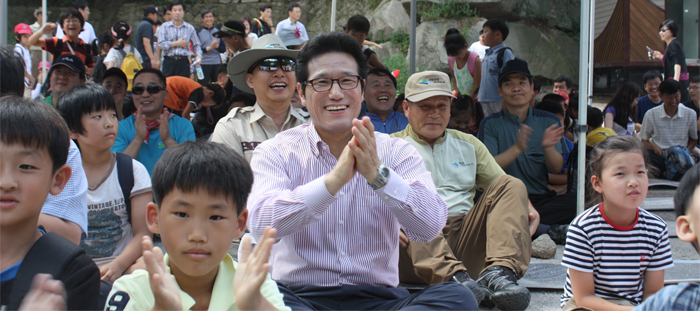 등산객들과 인근 북한산 초등학교 학생들과 어우러져 관람