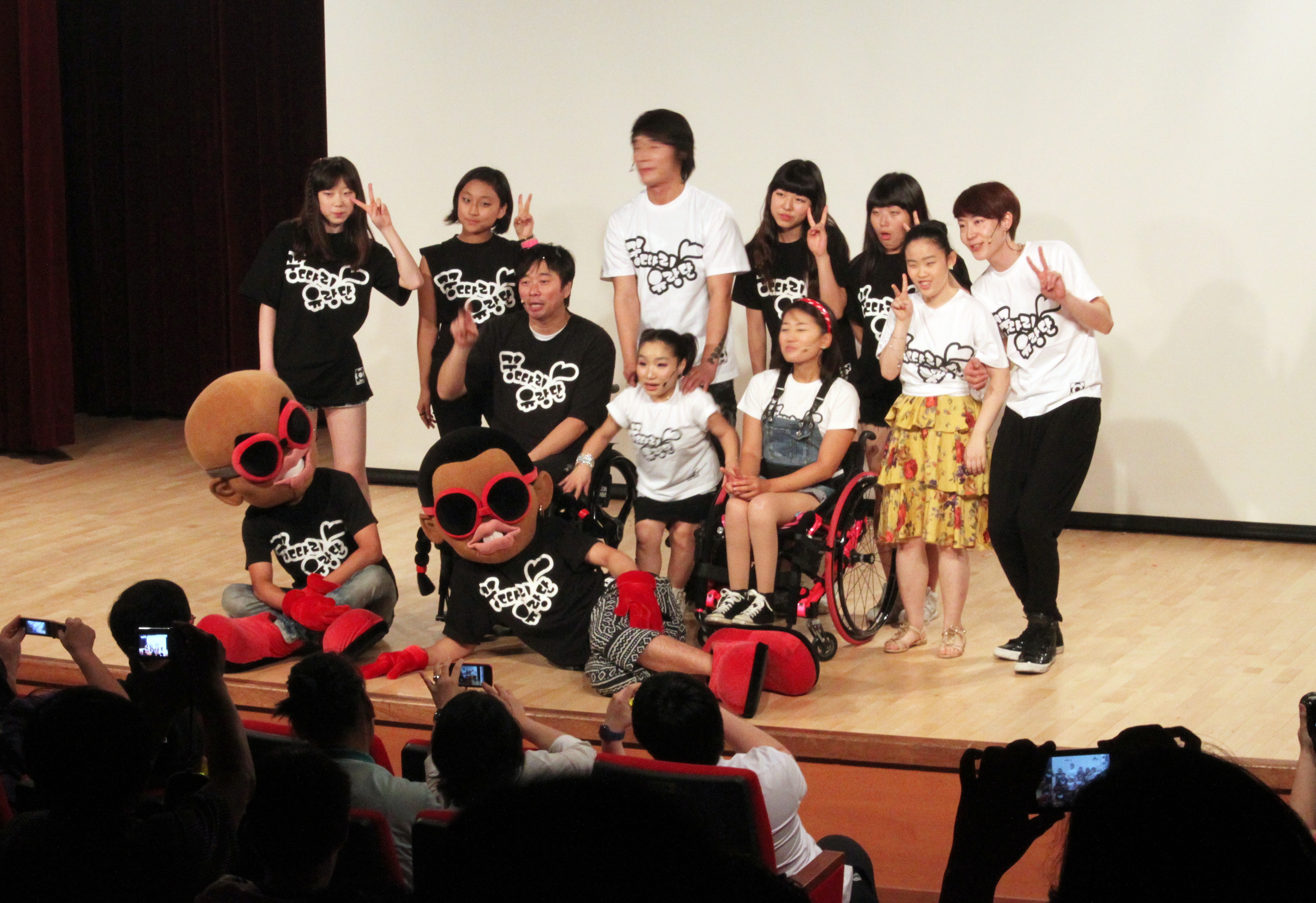 7월, 와룡동 문화부 강당에서 멋진 공연을 선보인 꿍따리유랑단