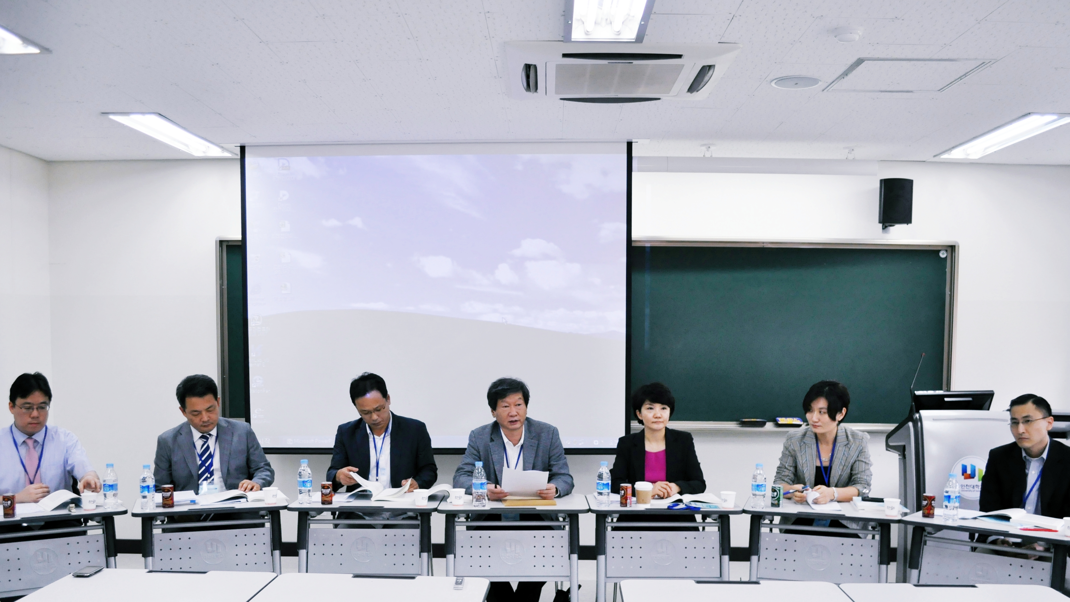 네트워크 시대의 소통과 한국’을 주제로 토론 준비 중인 참석자 들