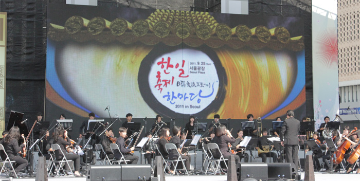 협연을 통해 하나 되는 축제를 열어주고 있는 한일 청소년 오케스트라