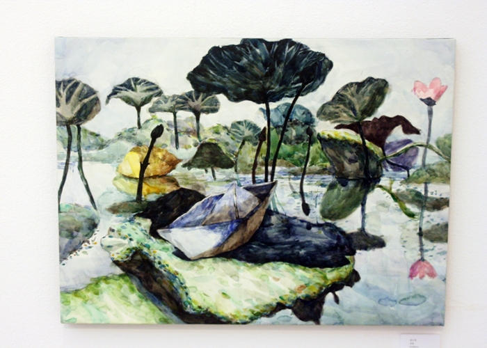 ‘연꽃’이라는 제목의 작품은 연못 속 연꽃과 연잎에 있는 종이배를 수채화로 그린 작품