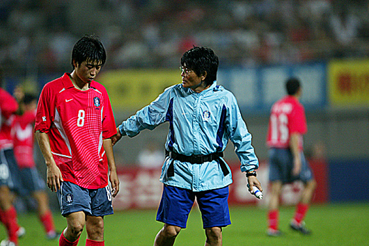 2002년 한일 월드컵 당시 김두현 선수(좌) 상태를 확인하고 있는 최주영 팀장(우) 