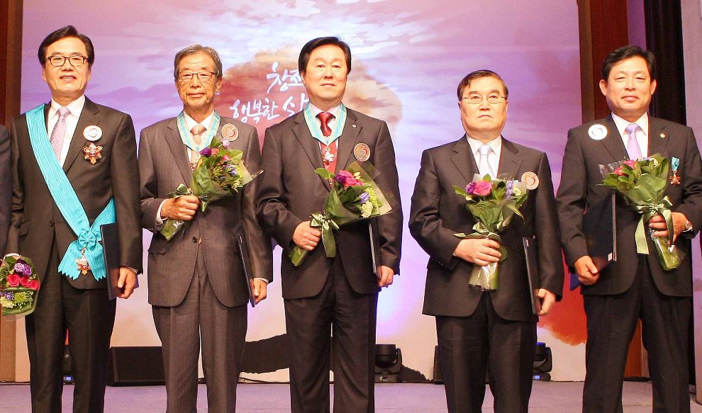 관광의 날 기념식 산업훈장 수상자들 기념 사진 촬영