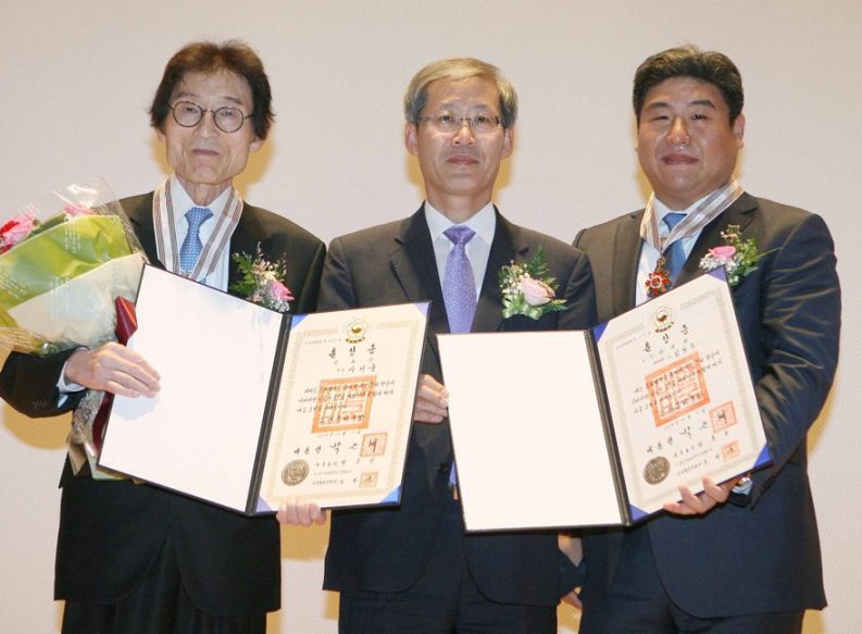 제27회 책의 날 기념식에서 조현재 문화체육관광부 제1차관이 은관문화훈장 수상자인 이기웅 열화당 대표, 대리 수상한 故 김광수 미래엔 명예회장 손자 김영진 미래엔 대표와 함께 기념 사진 촬영