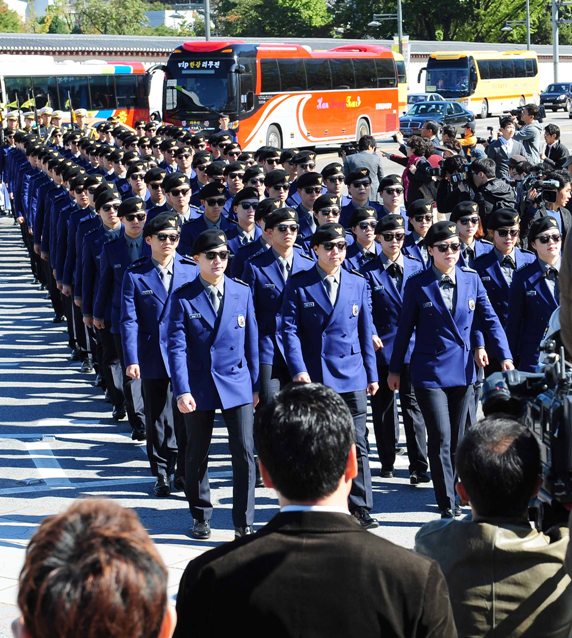 ‘관광한국’의 지킴이 관광경찰 거리행진