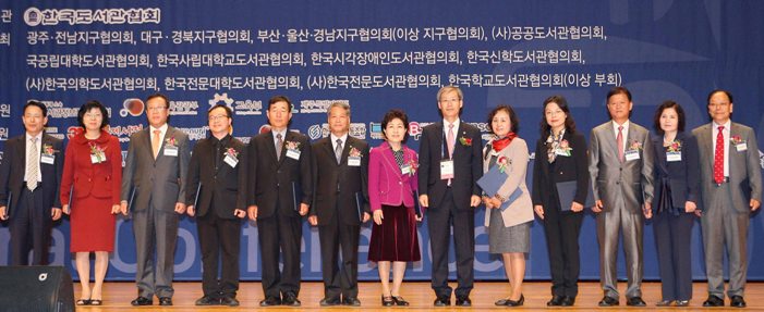 조현재 문화체육관광부 제1차관이 국무총리상을 받은 수상자들과 기념사진