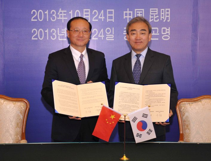 유진룡 문화체육관광부 장관과 중국 국가여유국(여유국) 샤오치웨이(邵琪偉) 국장(장관급)