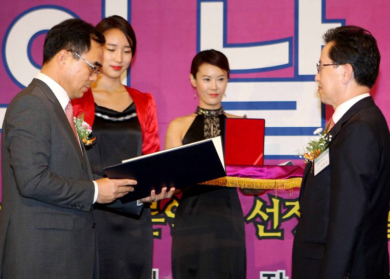 김종 문화체육관광부 제2차관이 이창의 (주)매거진하우스 대표이사에게 은관문화훈장 수여