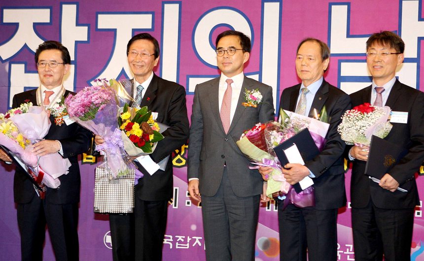 김종 문화체육관광부 제2차관이 정부포상 수상자들과 기념 사진 촬영