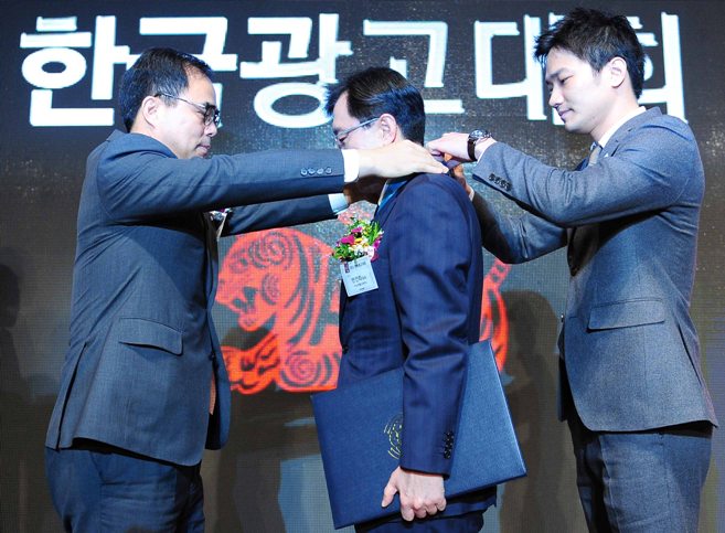 제27회 2013 한국광고대회 -  김종 문화체육관광부 제2차관이 동탑산업훈장을 안건희 (주)이노션 대표이사에게 수여