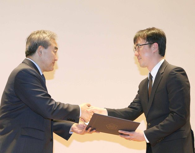 유진룡 문화체육관광부 장관 올해의 젊은 큐레이터상 수여