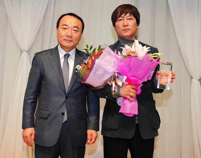 정영화 독립제작사협회 회장과 수상자 (주)몬스터리퍼블릭 추진교 대표