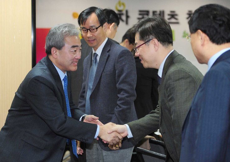 유진룡 문화체육관광부 장관 업계 대표들과 악수