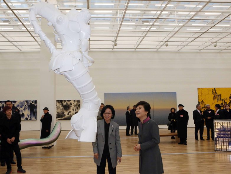 박근혜 대통령 정형민 국립현대미술관장과 함께 전시작품 관람