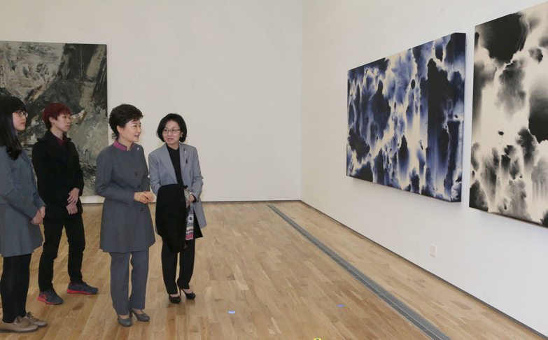 박근혜 대통령 정형민 국립현대미술관장과 함께 전시작품 관람