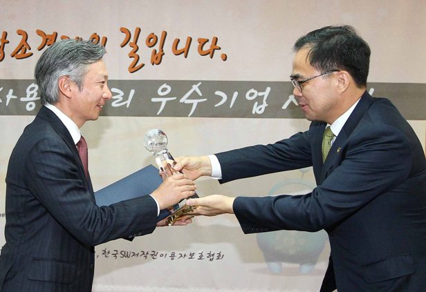 김종 문화체육관광부 제2차관이 문화체육관광부장관상을 곽정욱 (주)그래텍 대표에게 수여