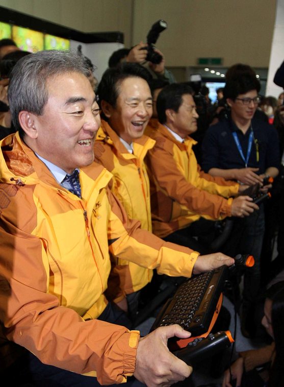 유진룡 문화체육관광부 장관, 남경필 한국인터넷디지털엔터테인먼트협회 회장이 게임 체험