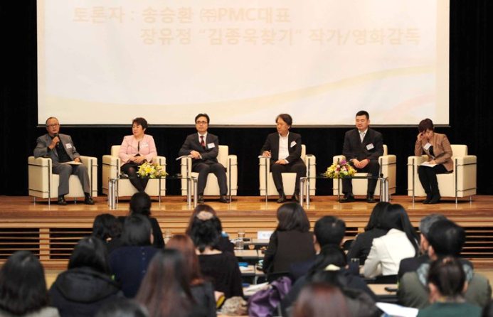 제1차 한-중 문화산업 포럼 토론하는 모습