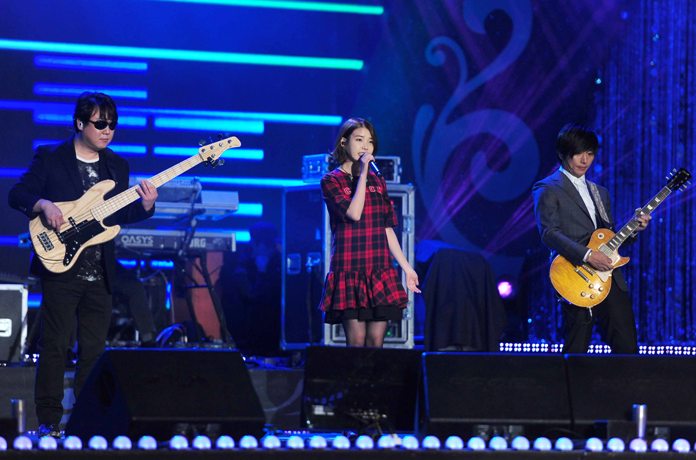 위대한 탄생 밴드와 아이유 축하공연