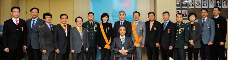 유진룡 문화체육관광부 장관과 유공자들 단체 기념촬영