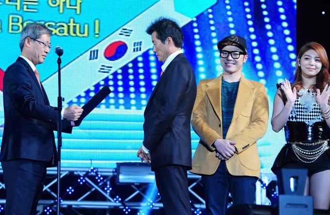 조현재 문화체육관광부 제1차관이 가수 태진아, 휘성, 에일리씨에게 문화체육관광부장관 표창을 수여