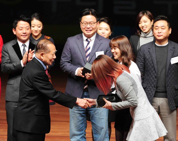 김동호 문화융성위원회 위원장이 가수 카라의 박규리 및 한승연씨에게 홍보대사 위촉패 전달