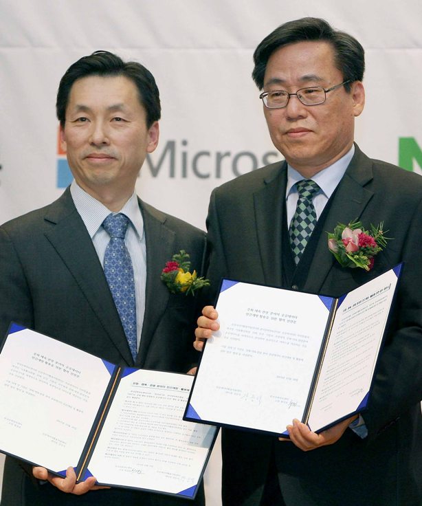 강동석 공공데이터활용지원센터 센터장(왼쪽)과 최경호 한국문화정보센터 소장 수상 기념촬영