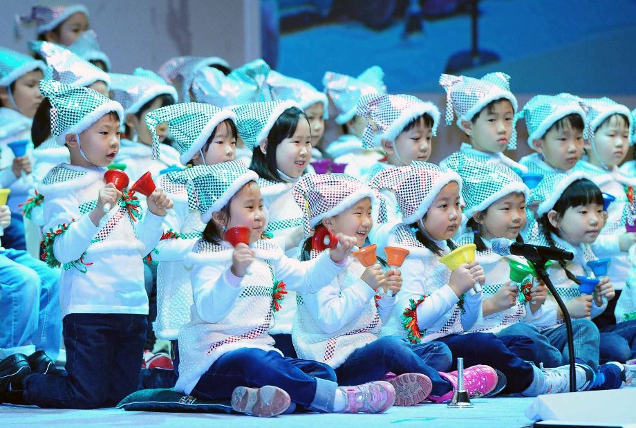 새보람유치원 어린이들 축하공연