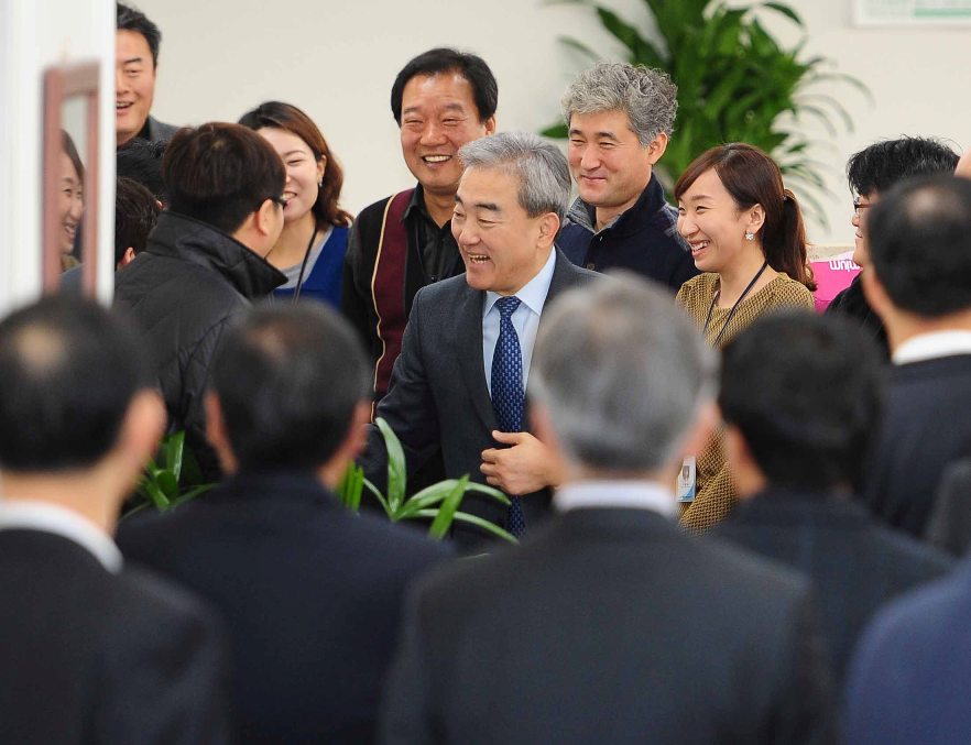 문체부 직원들과 새해 인사를 나누는 유진룡 문화체육관광부 장관