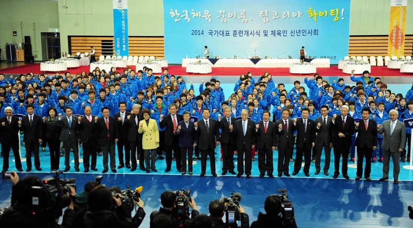 유진룡 문화체육관광부 장관이 김정행 대한체육회장을 비롯한 체육관련 단체장 및 선수들과 파이팅 외치는 모습