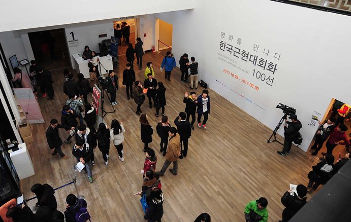 덕수궁미술관의 명화를 만나다-한국근현대회화 100선 무료 관람하는 모습