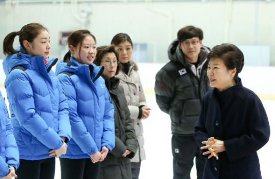소치올림픽을 한 달 앞두고 박근혜 대통령을 비롯한 정부 관계자들이 태릉선수촌을 찾아 선수들을 격려했다