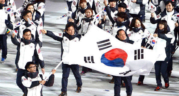 스피드스케이팅의 ‘이규혁’을 기수로 선수 입장을 하는 대한민국 선수단의 모습