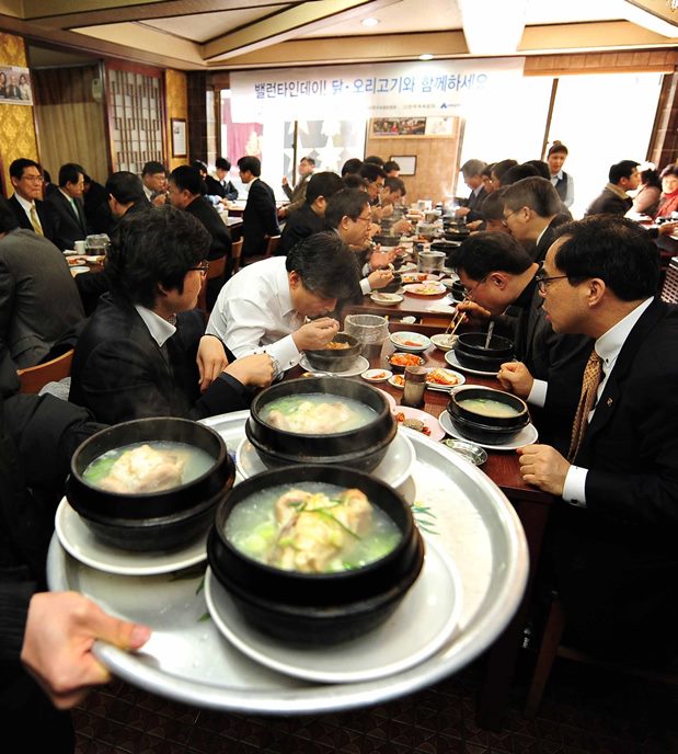 삼계탕을 먹고 있는 김종 문화체육관광부 제2차관과 캠페인 참석자들