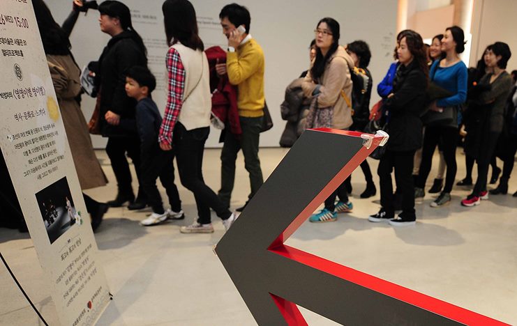 국립 현대미술관 에 있는 서울관에서 진행되는 '현대 미술관에서 만나는 역사 콘서트'를 보기 위해 줄서서 입장하고 있는 관람객들