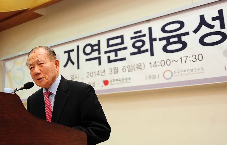 '지역문화진흥을 통한 문화융성'이라는 주제로 기조발제를 하고 있는 김동호 문화융성위원회 위원장