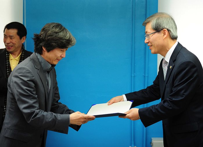 최준호 예술감독(한국 예술종합학교 교수)에게 위촉장을 수여하고 있는 조현재 문화체육관광부 제 1차관