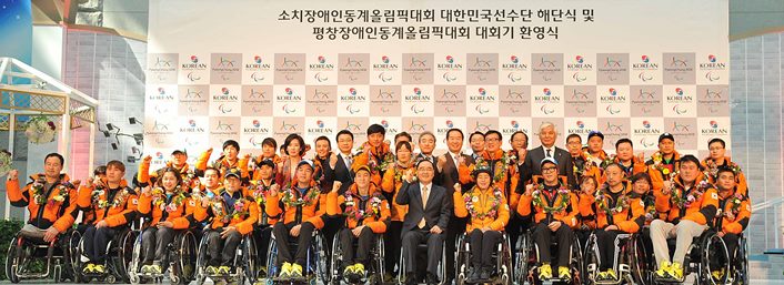 정홍원 국무총리,유진룡 문화체육관광부 장관,김성일 대한장애인체육선수단과 화이팅을 외치며 기념촬영